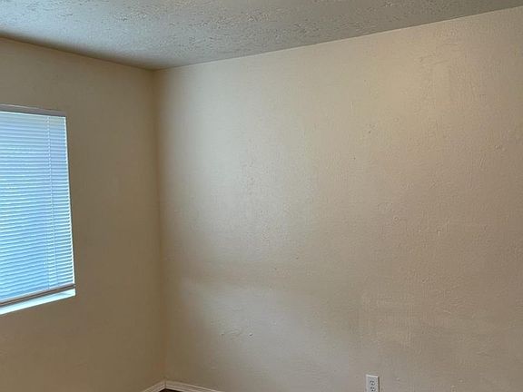 3rd image of 3516 Wellesley Dr NE
