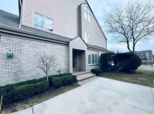 26301 Harbour Pointe Dr N, Harrison Township, MI 48045