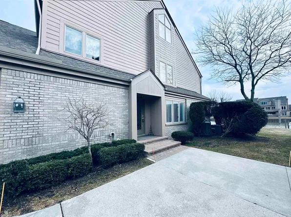26301 Harbour Pointe Dr N, Harrison Township, MI 48045