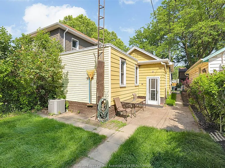 3622 Queen St — Photo 25