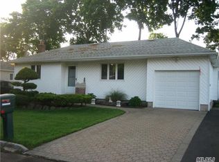 233 Elizabeth Ave, Holbrook, NY 11741