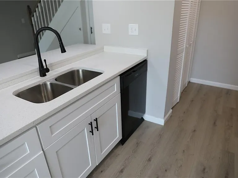 1321 Surrey Ln SW — Photo 18