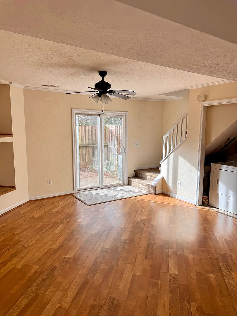 2 Bedroom || 1 Bathroom Townhome — Photo 3