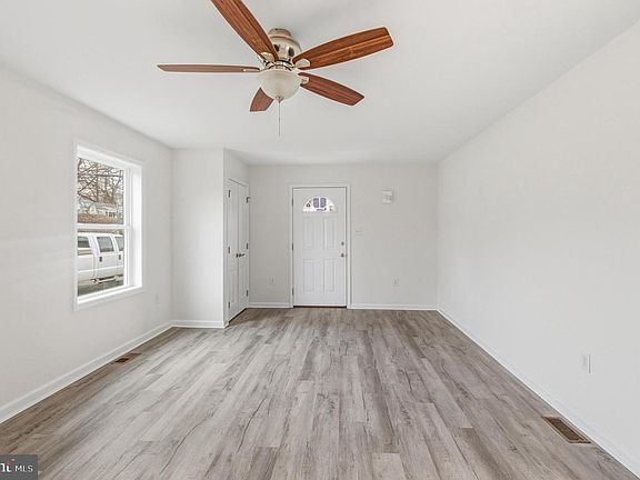 3rd image of 513 New St