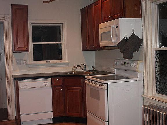 2nd image of 209 Clinton St