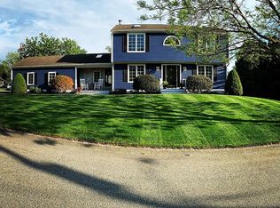 34 Brooks Farm Dr, Bristol, RI 02809