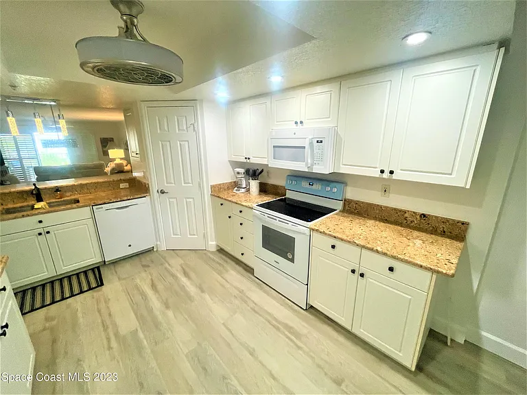 606 Shorewood Dr #C303 — Photo 3