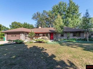 107 Sunset Cir, Le Sueur, MN 56058