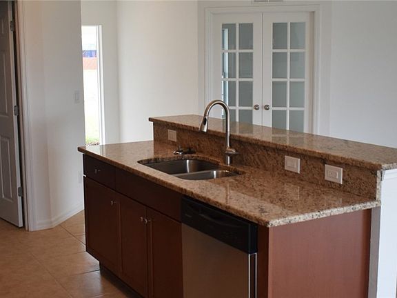 4th image of 102 NE 15th Terrace Cpe