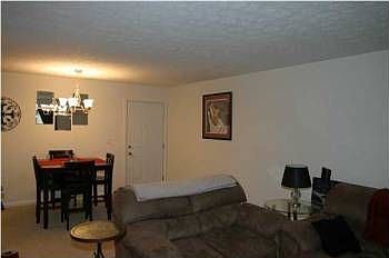 4th image of 220 Middletown Sq