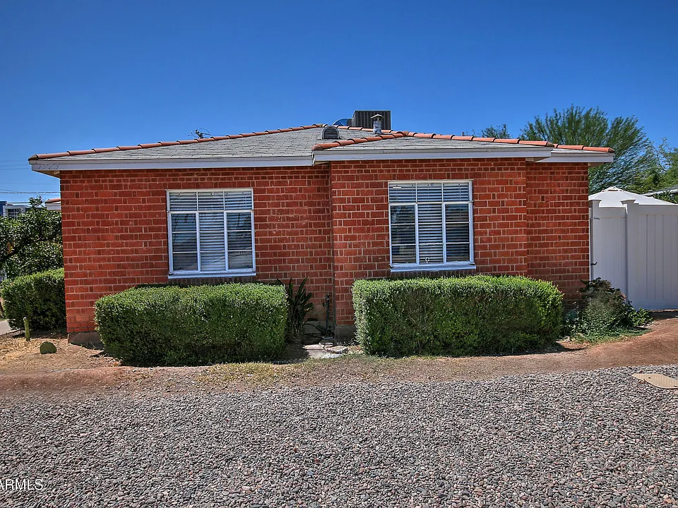 1923 W Earll Dr