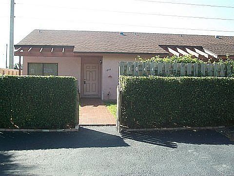 1st image of 1044 E Lakes Dr