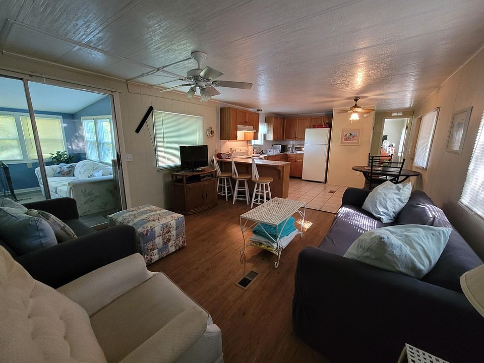 Living room, looking in from the 2nd bedroom/laundry area.