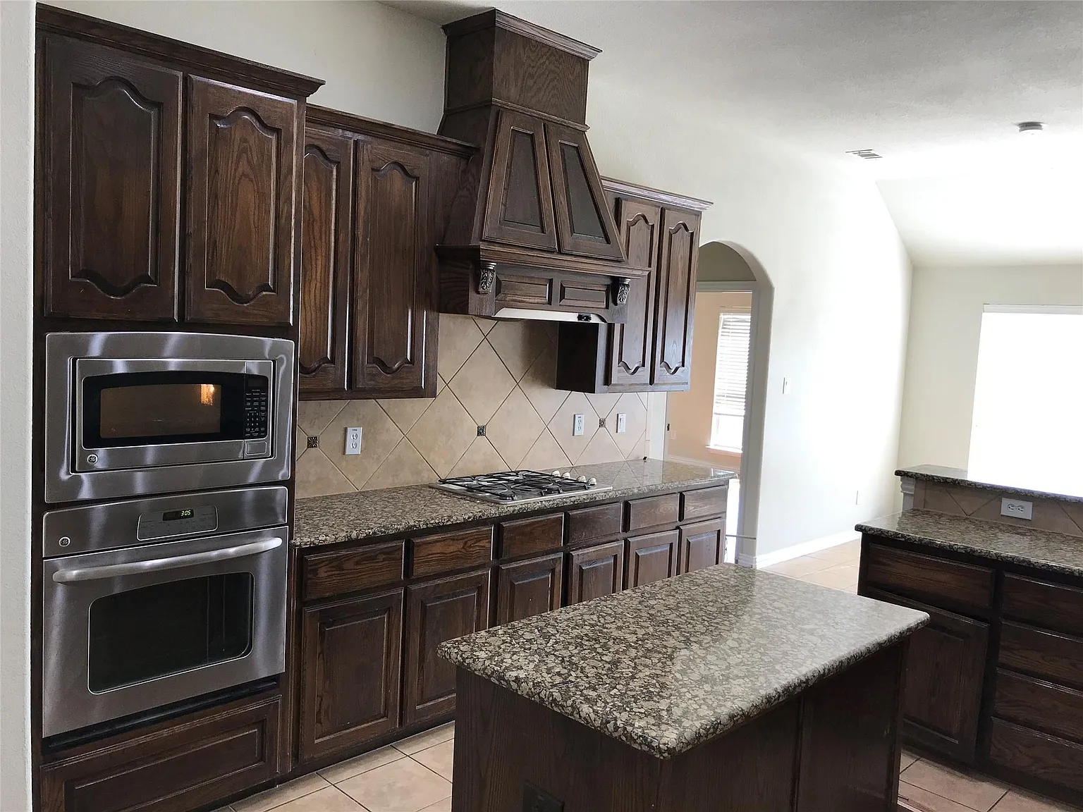 5 bed, 3.5 bath, 2954 sqft, $2,990 — Photo 3