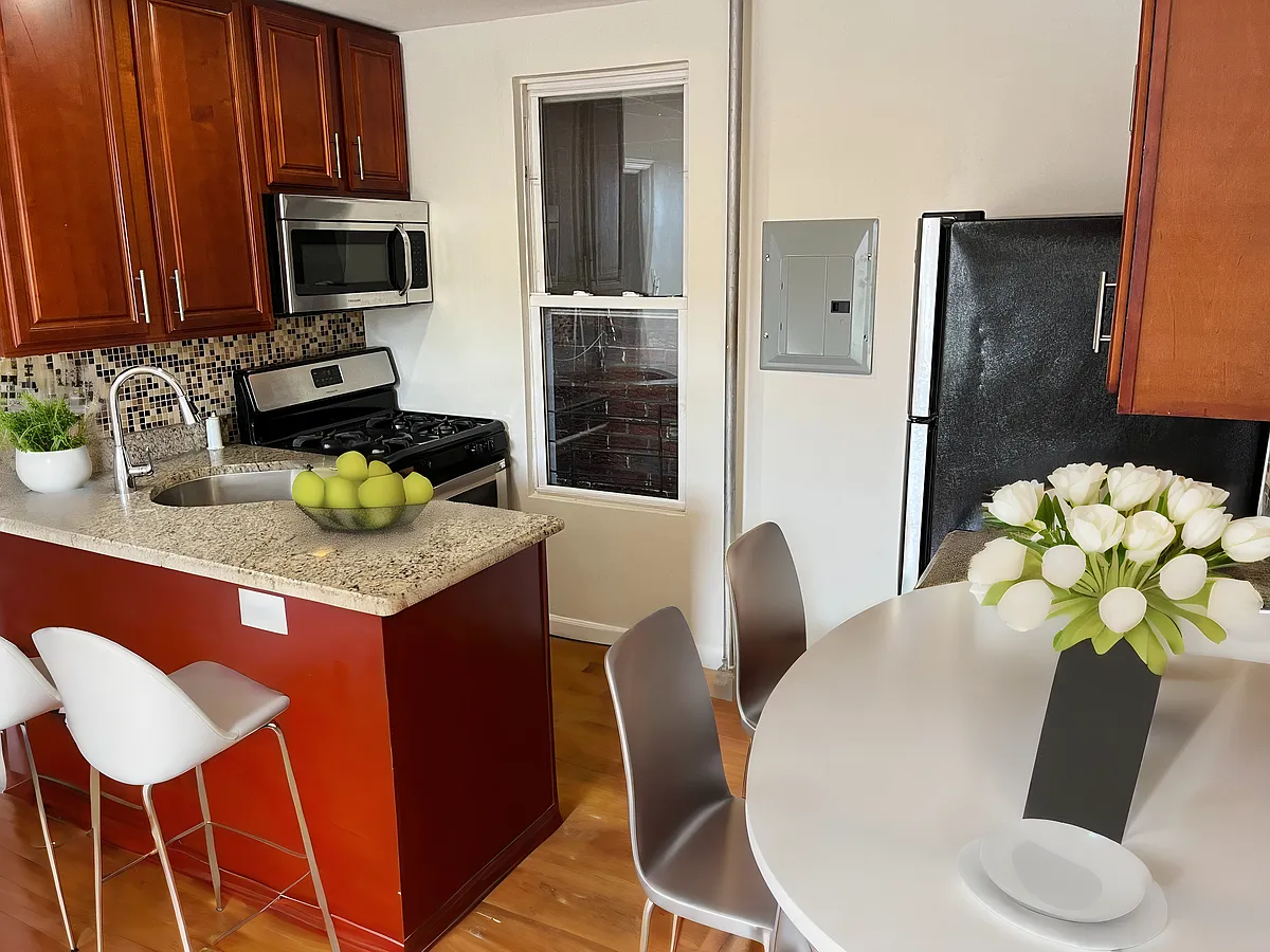 Building Photo - 1530 Bryant Ave #3