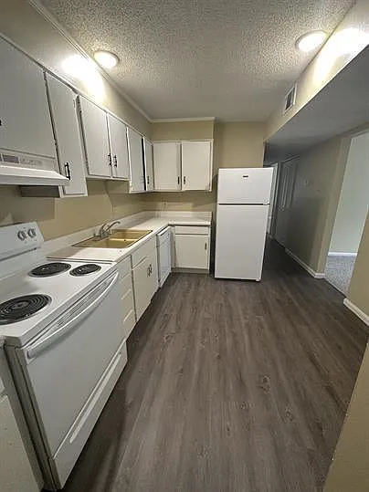 1422 South Lee Street — Photo 3