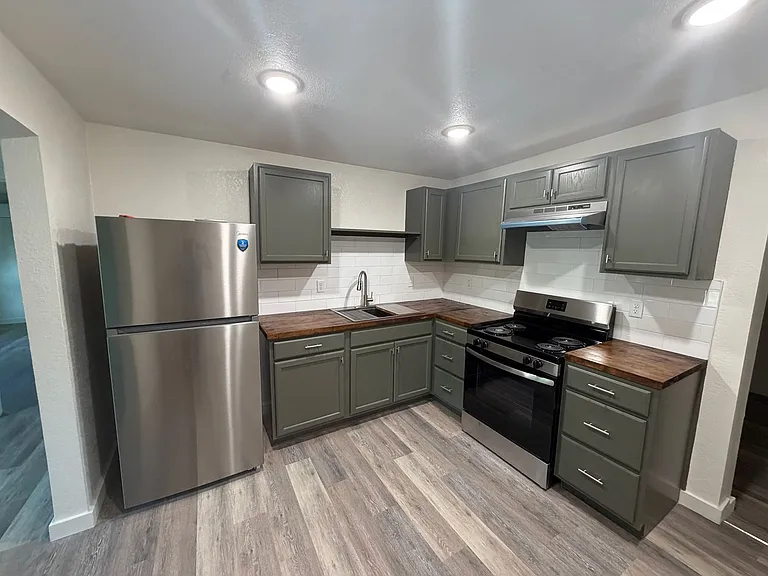 410 W Lincoln Ave — Photo 2