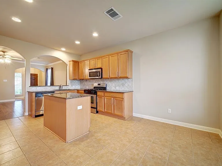 1696 Stonehaven Ln — Photo 11