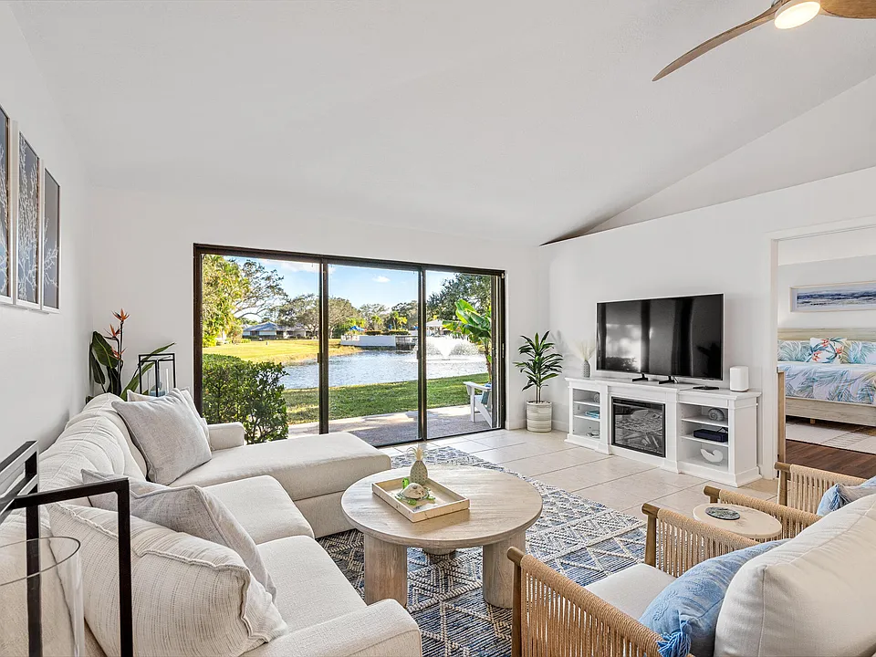 913 Club Dr