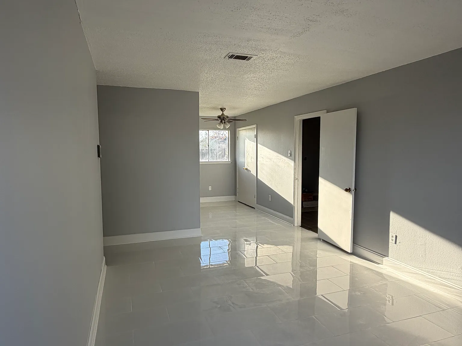 912 N Clark Ln — Photo 2