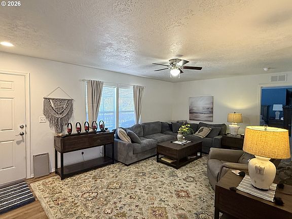 3rd image of 225 Nestucca Ln