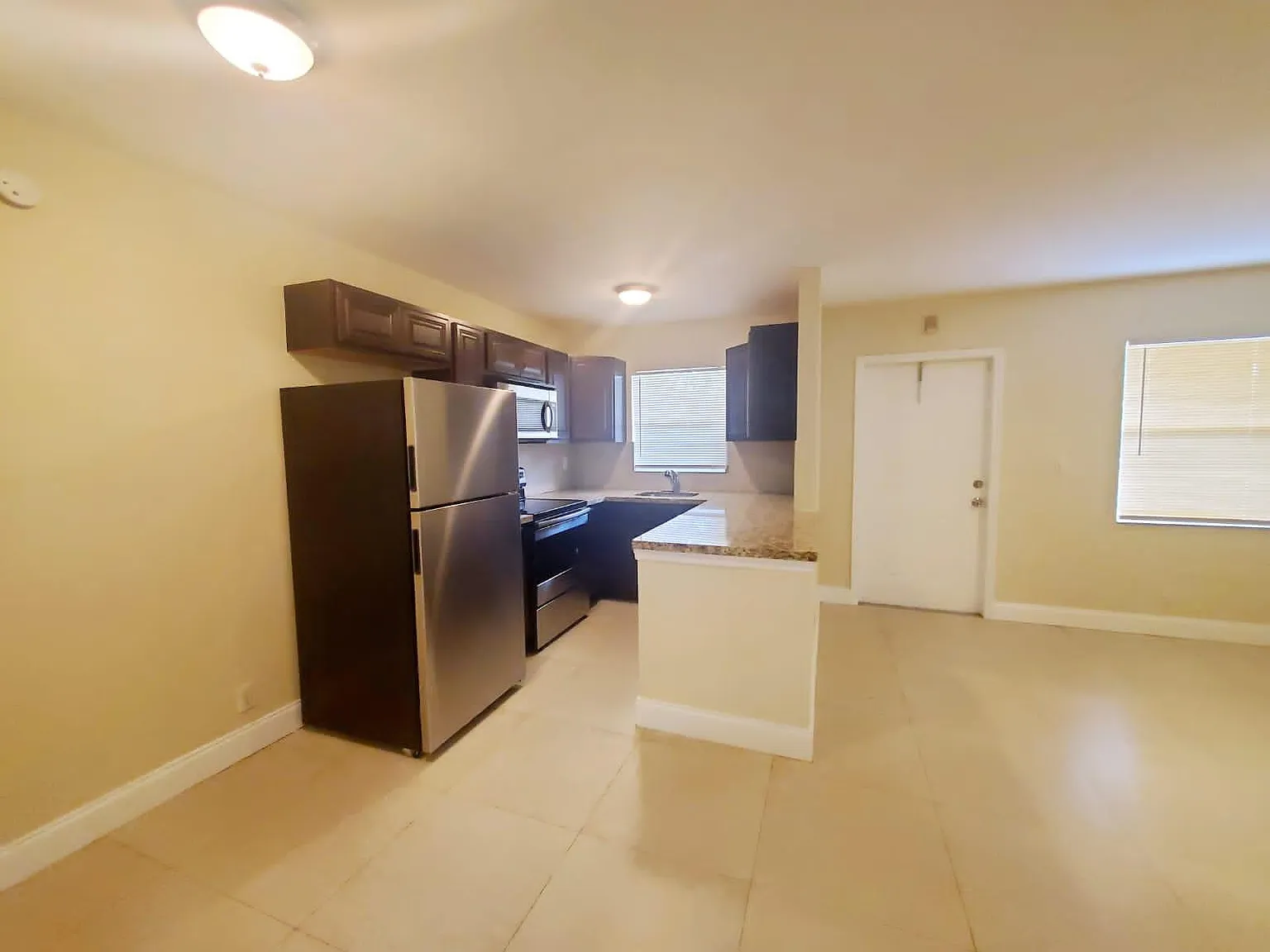 2640 NE 8th Ave — Photo 3