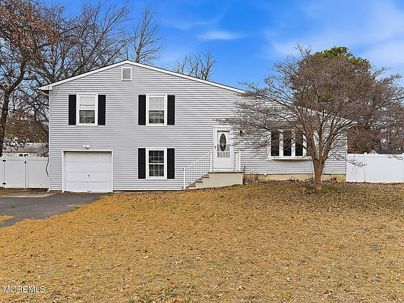 4th image of 725 Birmingham Avenue
