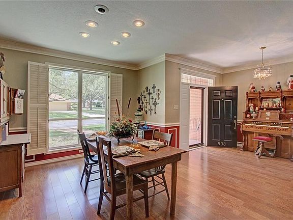 3rd image of 908 Canyon Dr