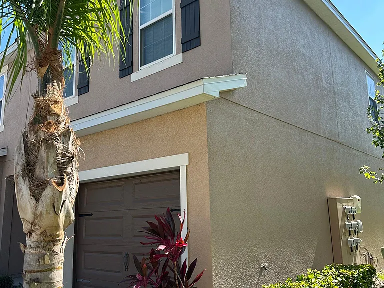 1074 Grantham Dr — Photo 2
