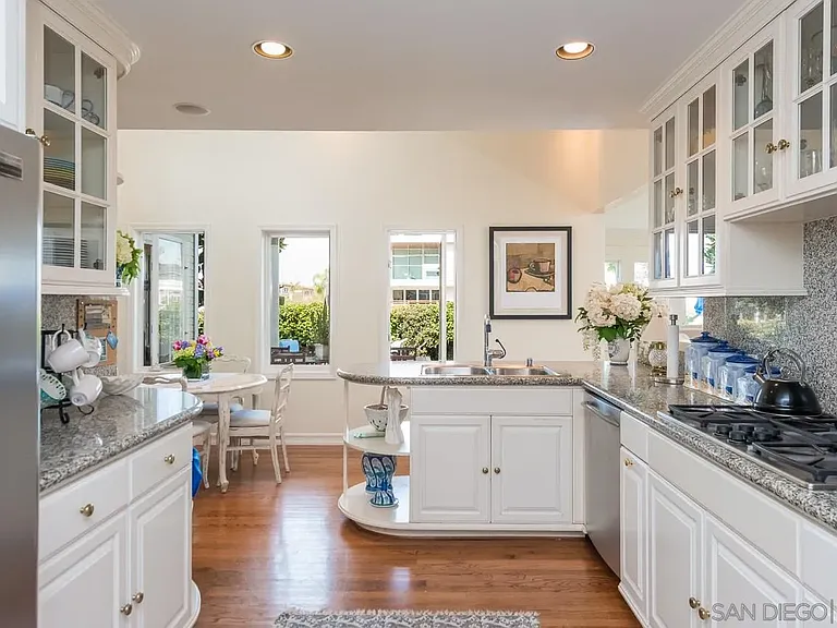7337 Olivetas Ave — Photo 9
