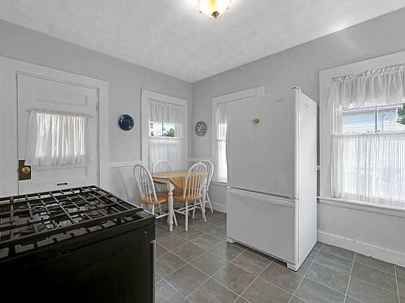 3rd image of 246 Railroad Ave