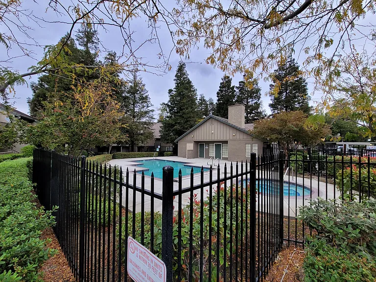 2265 Lakeview Cir — Photo 1