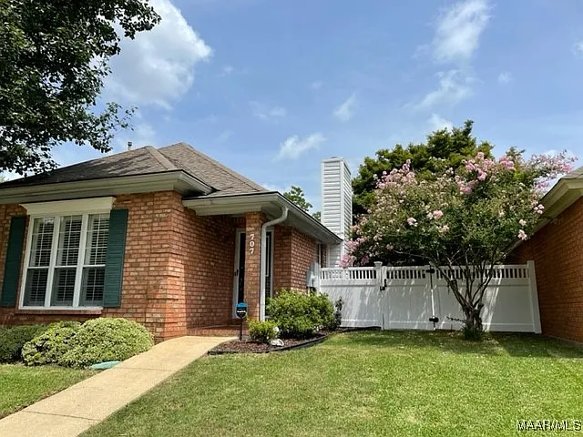 3 bed, 2.0 bath, 1586 sqft, $1,895 — Photo 2