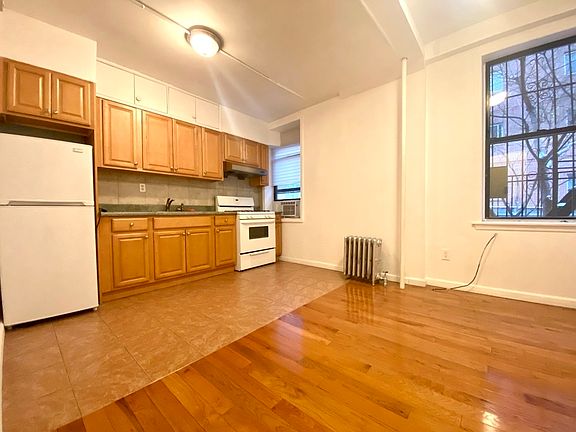 3rd image of 130 Baxter St APT 1