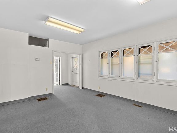 4th image of 6325 Clayton Rd