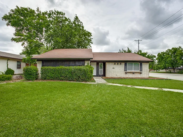 810 Ravencroft Dr — Photo 1