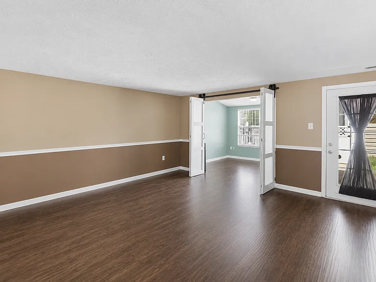 912 Jessicas Ln — Photo 3