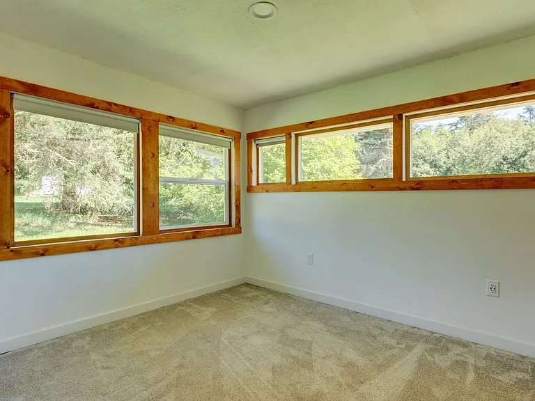 1736 W Beach Rd — Photo 18