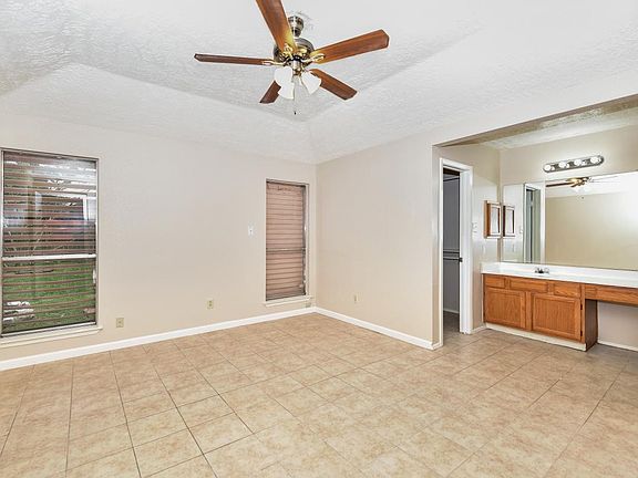 3rd image of 2809 Travellers St