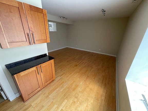 4th image of 2247 W Barry Ave #2245-2C