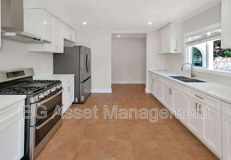 2801 Sabral Cir — Photo 6