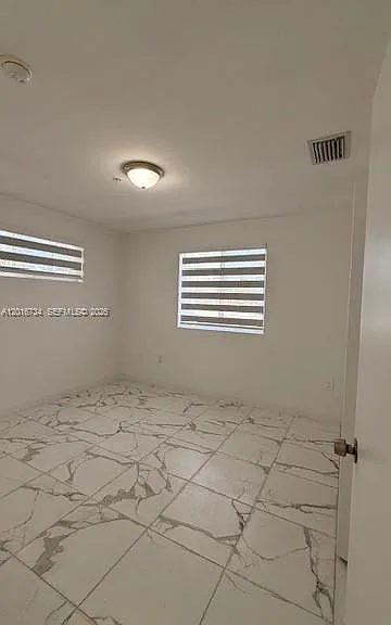 811 E 52nd St #102 — Photo 36