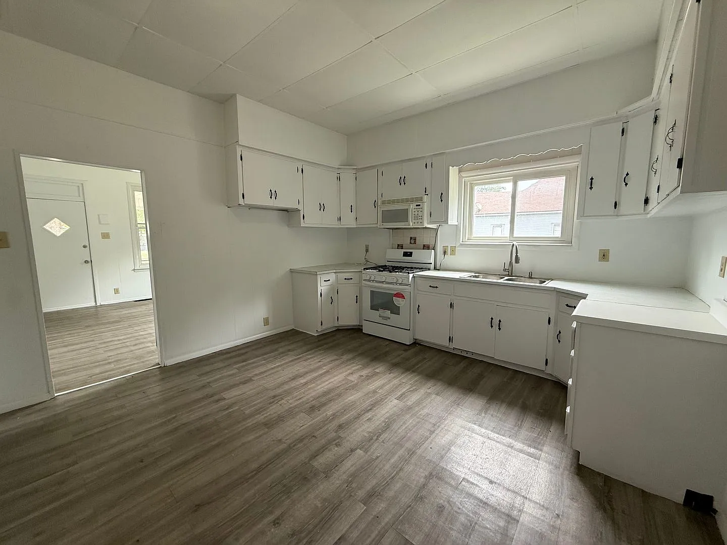 Cute 2 bedroom 1 bath home with so much space! — Photo 3