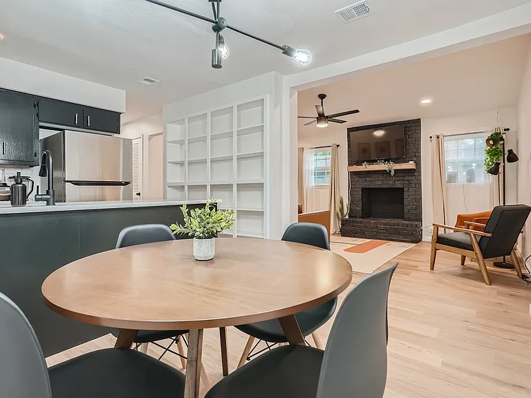 306 E Powell Ln — Photo 7