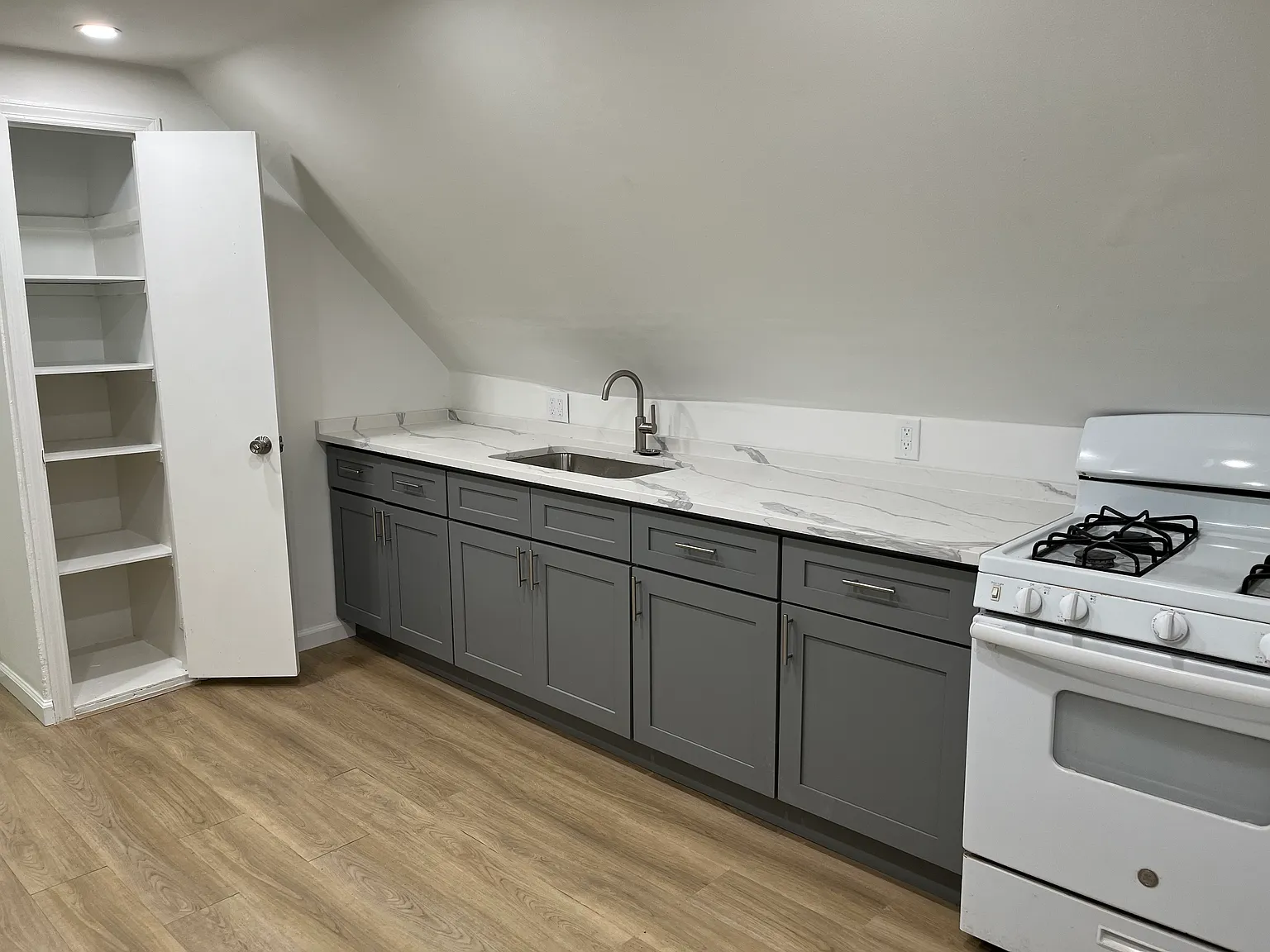 2 bed, 975 sqft, $2,100 — Photo 2