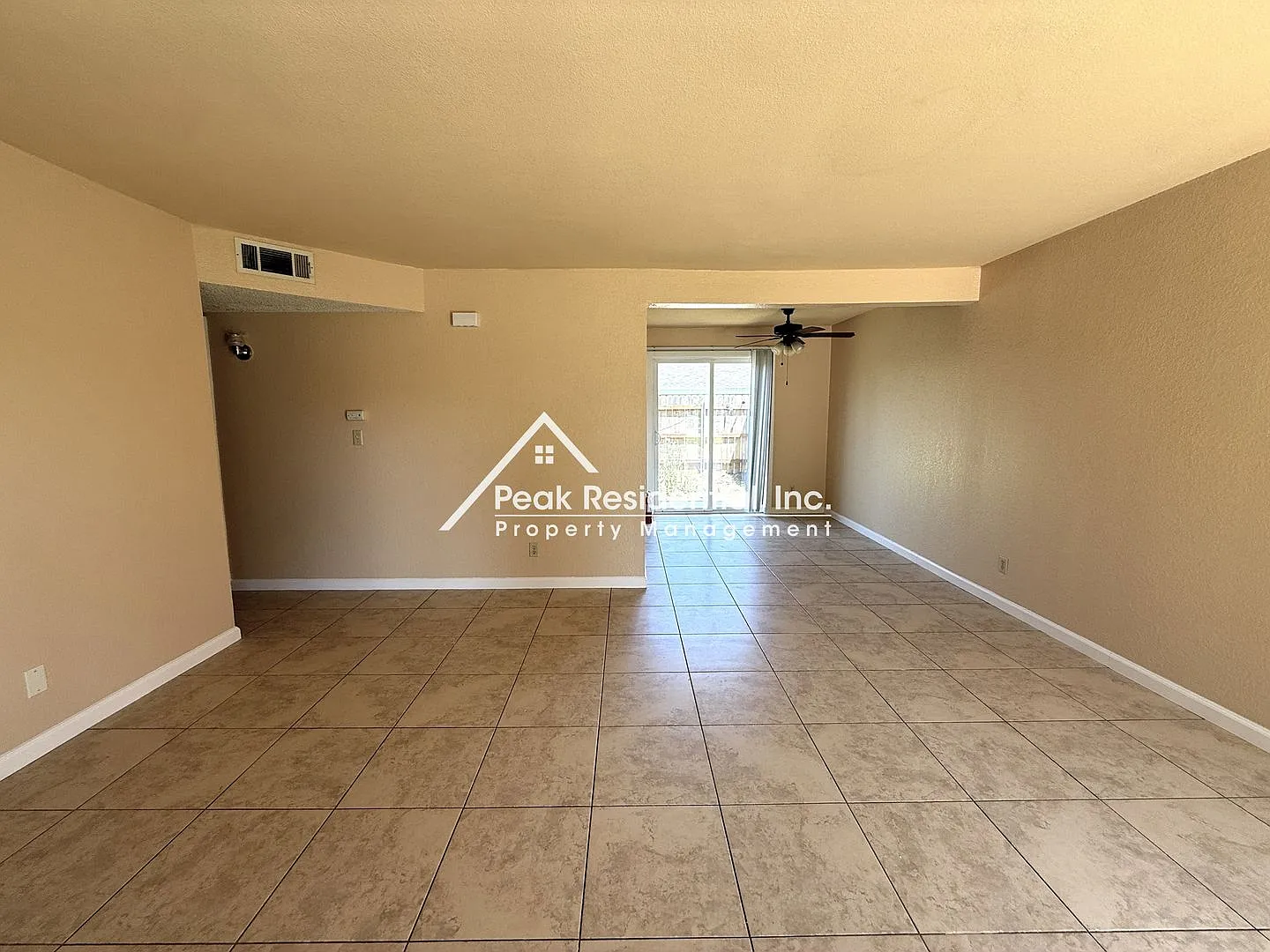 Spacious Elk Grove 3bd/2ba Triplex with Backyard — Photo 2