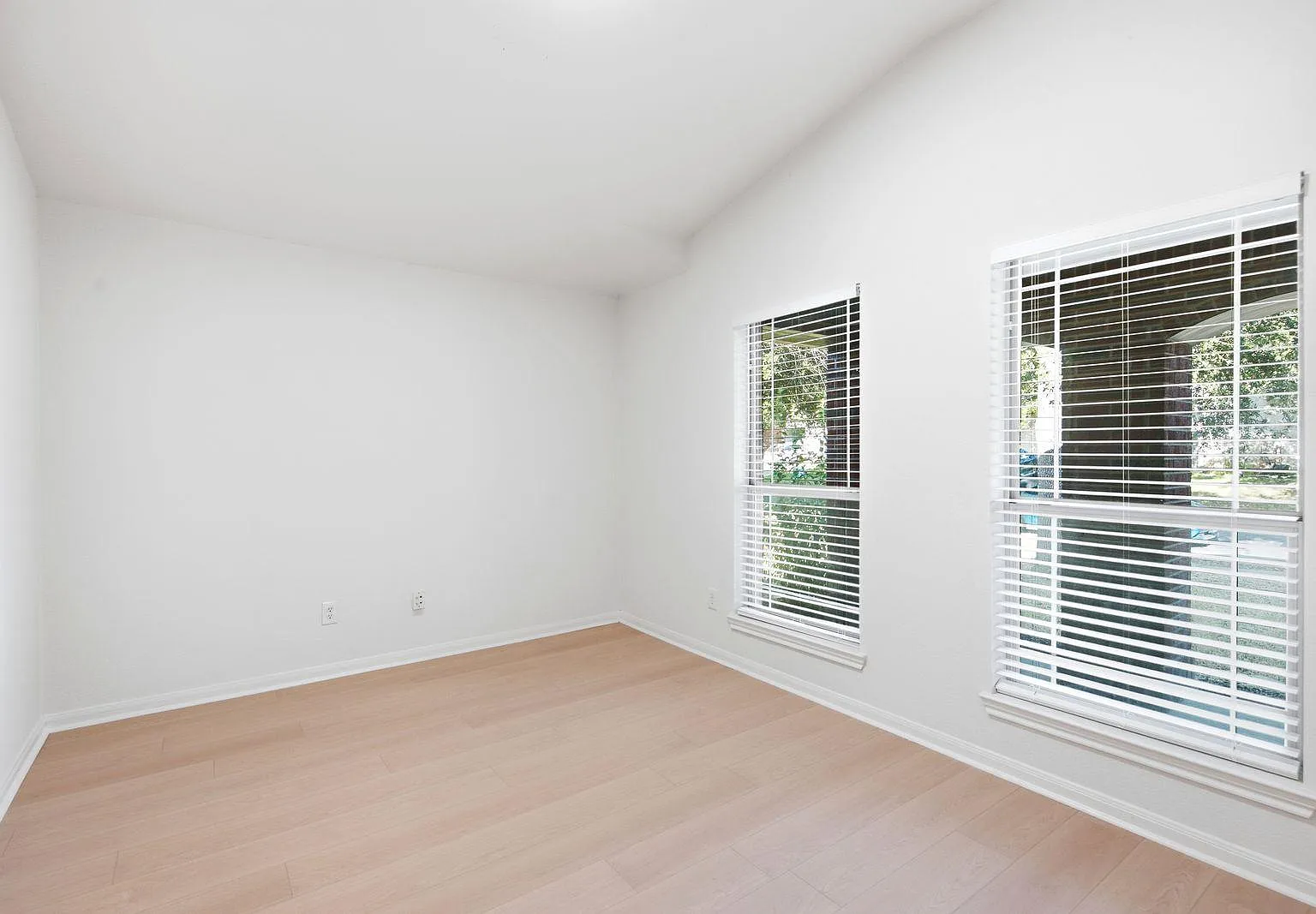 4 bed, 2.0 bath, 2336 sqft, $2,400 — Photo 4