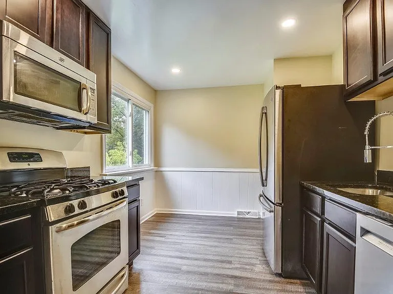 128 Greenmeadow Dr — Photo 2