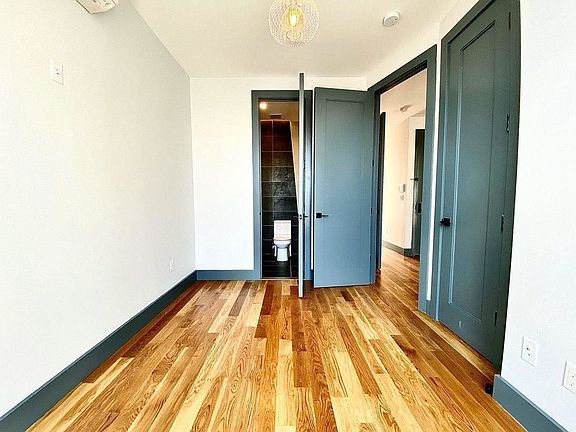 4th image of 374 Bedford Ave #5