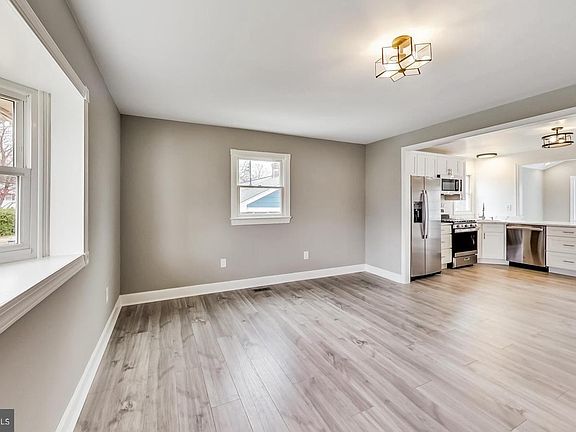 3rd image of 5923 Berwyn Rd